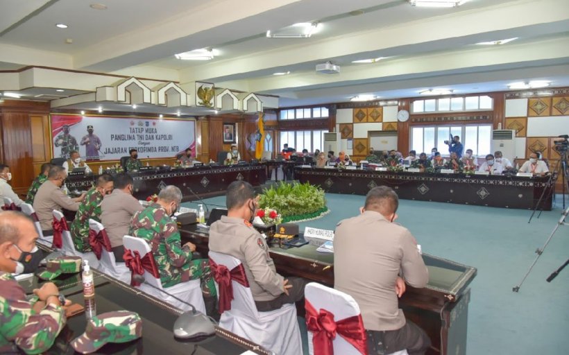 kapolri-jenderal-listyo-sigit-prabowo-dan-panglima-tni-marse-pwmm